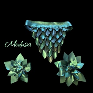 Medusa Accessoire Kollektion aus silbergrünem Latex – 1*Halsband mit üppigen Rüschen* und 1 Paar *Hand-Rosen*